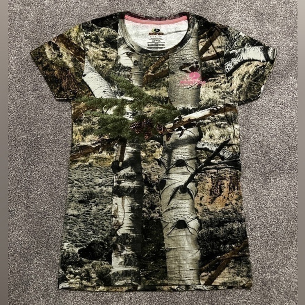 NWOT Women’s Mossy Oak Camo Shirt Size Small